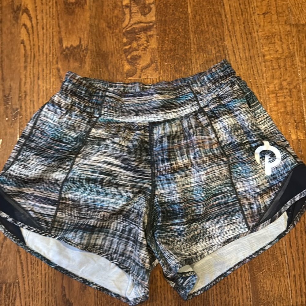 Size 6 lululemon peloton low rise 4 inch hotty hot shorts